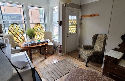 Queens Appartement | Cozy suite for 2, kitchenette, ground floor private entrance, centre Liverpool.