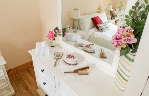Ballintober Cottage | CARTRON COTTAGE, family friendly in Ballintubber, County Mayo