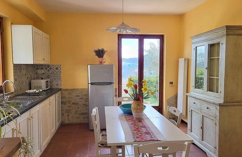 Monte Santa Maria Tiberina Maison | Casa Brina C: A characteristic and welcoming apartment that is part of an ancient country house made of stone, with Free WI-FI.
