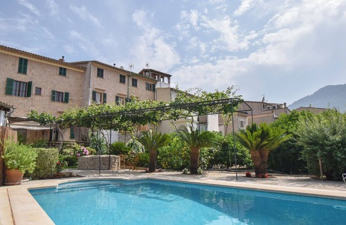 Soller Maison | Typical Majorcan townhouse with large garden and pool, very close to the square