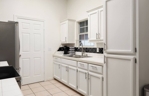 Pharr Maison | Casa Aaron, Large Pool, Game Room, Spacious Backyard with Palm Trees, 3 Bedrooms
