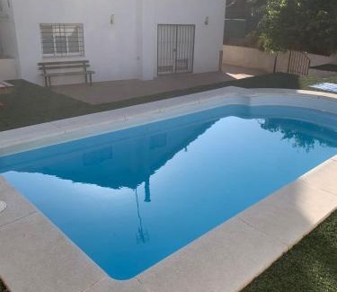 Nivar Maison | Casa abuhardillada con piscina y chimenea