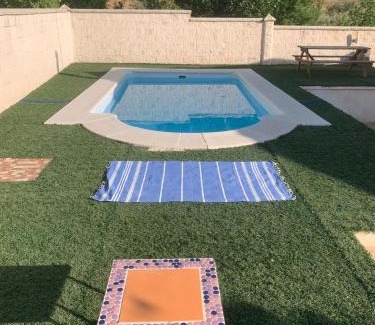 Nivar Maison | Casa abuhardillada con piscina y chimenea