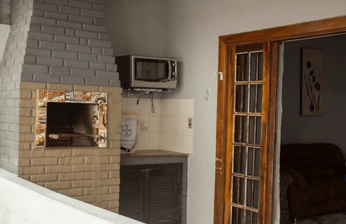 Jardim Vitoria Maison | Casa Aconchegante Perto da Praia Para Família com Rede, Churrasqueira e Varanda