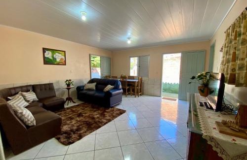 Vila Nova Maison | Casa acolhedora ideal para famílias, com Wi-Fi rápido, cozinha exclusiva e equipada, varanda com churrasqueira - A apenas 1 km da praia do bairro e 5 km da charmosa Praia da Vila