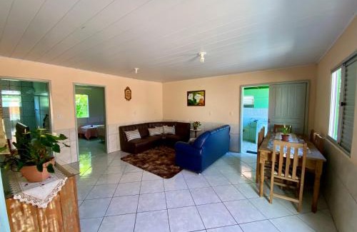 Vila Nova Maison | Casa acolhedora ideal para famílias, com Wi-Fi rápido, cozinha exclusiva e equipada, varanda com churrasqueira - A apenas 1 km da praia do bairro e 5 km da charmosa Praia da Vila