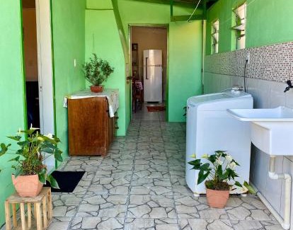 Vila Nova Maison | Casa acolhedora ideal para famílias, com Wi-Fi rápido, cozinha exclusiva e equipada, varanda com churrasqueira - A apenas 1 km da praia do bairro e 5 km da charmosa Praia da Vila