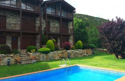 Isovol Appartement | Casa adosada con piscina en Isòvol