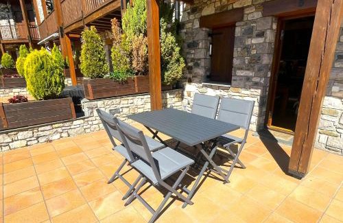 Isovol Appartement | Casa adosada con piscina en Isòvol