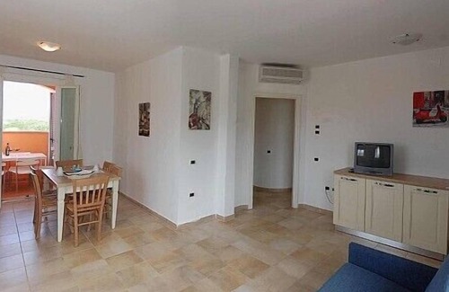 Puntone Maison | Casa Aliade F: Un appartement confortable qui fait partie d'une villa entourée de verdure.