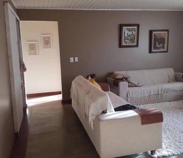 Nova Friburgo Maison | Casa ampla com 5 suítes, piscina e churrasqueira.