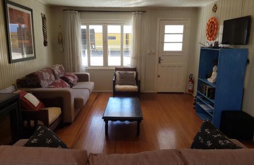 Cambara do Sul Maison | Casa Aurora, Completa, no Centro, Cercada, 130m quadrados, 11 Pessoas, Wi-Fi, 3 Quartos, Cozinha e Sala Integrados, 2 Banheiros, Varanda, Garagem Coberta 1 carro, Estacionamento Interno 3 Carros, Churrasqueira, Lareira de Alta Performance, Fogão de Ferro