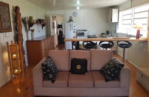 Cambara do Sul Maison | Casa Aurora, Completa, no Centro, Cercada, 130m quadrados, 11 Pessoas, Wi-Fi, 3 Quartos, Cozinha e Sala Integrados, 2 Banheiros, Varanda, Garagem Coberta 1 carro, Estacionamento Interno 3 Carros, Churrasqueira, Lareira de Alta Performance, Fogão de Ferro