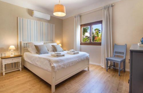 Cala Llombards Maison | Casa Azul Stylish beach house for 4 adults and 1 child in Cala Llombards