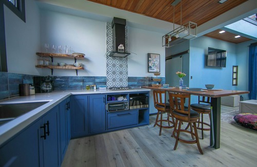 Penas Blancas Hôtel | 3 bedroom home in a gated property with pool, King beds & river access!