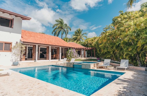 Los Lagos Maison | CASA BELLA- PRISTINE 5BD-STEPS TO MINITAS BEACH-pool, jacuzzi, cabana, golf cart