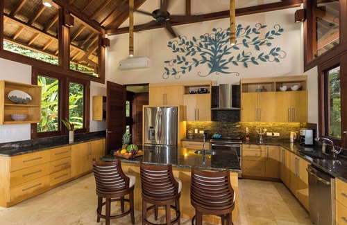 Dominical Maison | Casa Bellavia: Balinese Ocean-View Masterpiece on 25 Acres, Huge Pool, Fire Pit