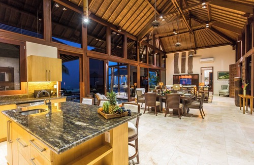 Dominical Maison | Casa Bellavia: Balinese Ocean-View Masterpiece on 25 Acres, Huge Pool, Fire Pit