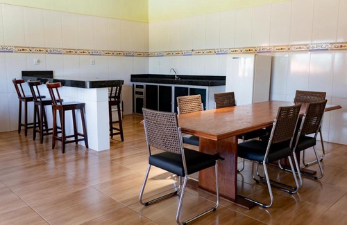 Confins Maison | Casa bem equipada com piscina,churrasqueira e WiFi