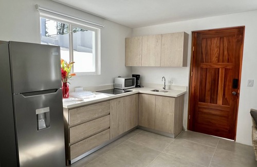Manuel Antonio Maison | Casa Blanca: 6 Apartments, Central, Pool, Jacuzzi, Rancho & Secure Parking