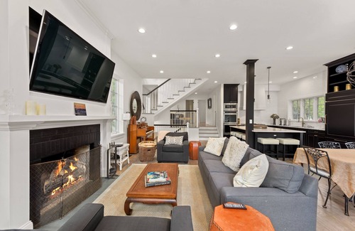 Miller Beach Maison | Casa Blanca in Miller Beach!