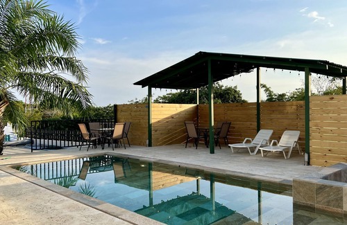 Manuel Antonio Appartement | Casa Blanca Manuel Antonio B2: Cozy & Secure 2-Br Apt, Central, Pool & Parking!