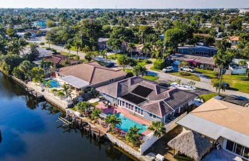 Deerfield Beach Maison | Casa by The Cove 3 bedroom 2 bath plus Office Intracoastal Front with Heated Pool and Spa