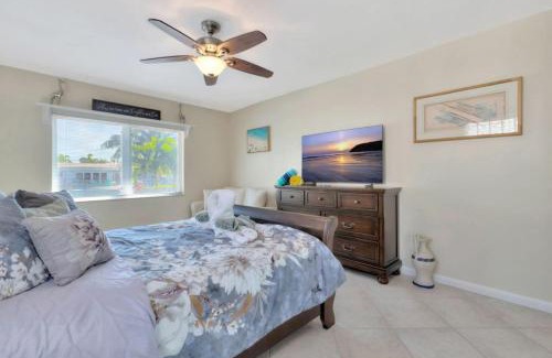 Deerfield Beach Maison | Casa by The Cove 3 bedroom 2 bath plus Office Intracoastal Front with Heated Pool and Spa