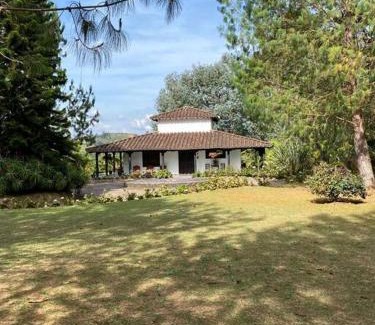 Guarne Maison | Casa campestre en Oriente de Antioquia con Jacuzzi