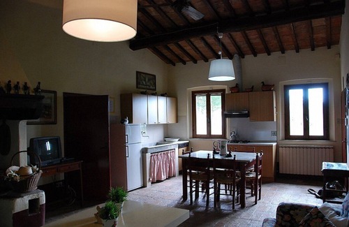 Castelfiorentino Maison | Casa Cassiodoro A est une vieille ferme pittoresque, entouré de vignes et d'oliviers, pour six personnes. Casa Cassiodoro A est à environ 100 mètres carrés, et dispose d'une piscine commune, un jardin privé, de la climatisation et du chauffage.