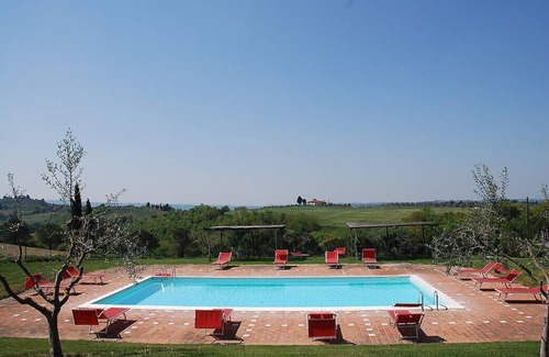 Castelfiorentino Maison | Casa Cassiodoro A est une vieille ferme pittoresque, entouré de vignes et d'oliviers, pour six personnes. Casa Cassiodoro A est à environ 100 mètres carrés, et dispose d'une piscine commune, un jardin privé, de la climatisation et du chauffage.