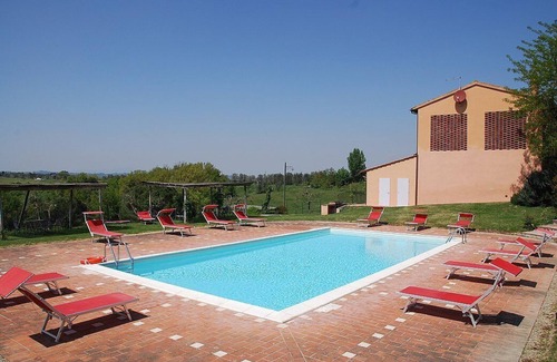 Castelfiorentino Maison | Casa Cassiodoro A est une vieille ferme pittoresque, entouré de vignes et d'oliviers, pour six personnes. Casa Cassiodoro A est à environ 100 mètres carrés, et dispose d'une piscine commune, un jardin privé, de la climatisation et du chauffage.
