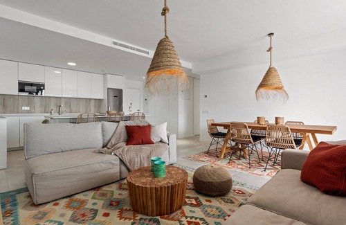 Estepona Appartement | Casa Checa - 3bd apt in Estepona with sweet views!