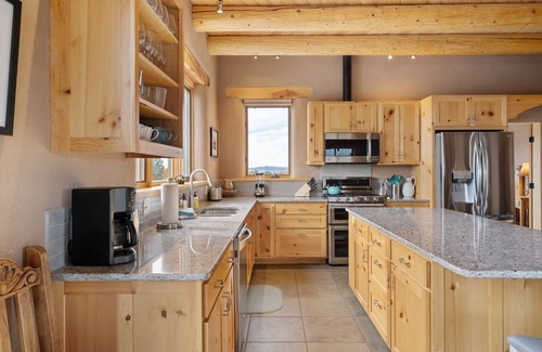 Taos Maison | Casa Cielo | New Desert Hideaway | Mountain View, Custom Décor, Hot Tub