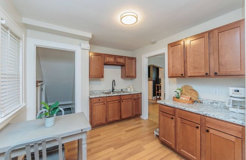 Cleveland Maison | Casa CLE clean updated 2 bedrm home West Cleveland, pet friendly, fenced in yard