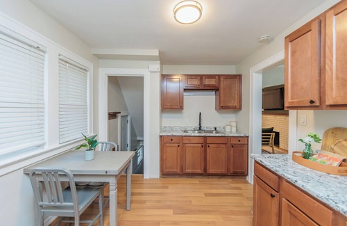 Cleveland Maison | Casa CLE clean updated 2 bedrm home West Cleveland, pet friendly, fenced in yard