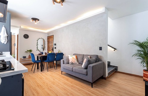 Laureles - Estadio Appartement | Casa Colibri - Modern 5 BR, Spacious Green Terrace, Jacuzzi / Hot-Tub, Quiet
