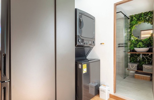 Laureles - Estadio Appartement | Casa Colibri - Modern 5 BR, Spacious Green Terrace, Jacuzzi / Hot-Tub, Quiet