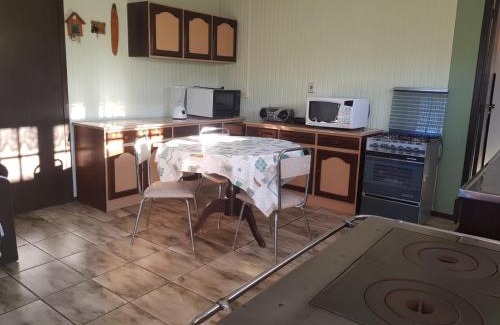Cambara do Sul Maison | Casa Completa, 300m da Praça, Wi-Fi, 130m quadrados, 4 Camas de Casal, 4 Quartos, Até 11 Pessoas, Quintal com Vasta Área Verde, Varanda nos Fundos, Garagem Coberta 1 Carro, Estacionamento Interno 2 Carros, Churrasqueira, Fogão a Lenha