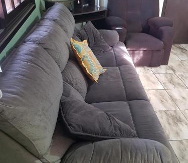 Cambara do Sul Maison | Casa Completa, 300m da Praça, Wi-Fi, 130m quadrados, 4 Camas de Casal, 4 Quartos, Até 11 Pessoas, Quintal com Vasta Área Verde, Varanda nos Fundos, Garagem Coberta 1 Carro, Estacionamento Interno 2 Carros, Churrasqueira, Fogão a Lenha