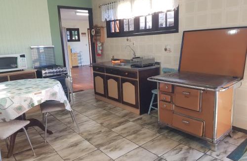Cambara do Sul Maison | Casa Completa, 300m da Praça, Wi-Fi, 130m quadrados, 4 Camas de Casal, 4 Quartos, Até 11 Pessoas, Quintal com Vasta Área Verde, Varanda nos Fundos, Garagem Coberta 1 Carro, Estacionamento Interno 2 Carros, Churrasqueira, Fogão a Lenha