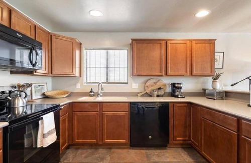 Tucson Maison | Casa Cozy 4 BR House with Backyard Oasis & Pool