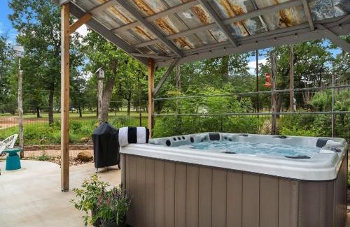 Fredericksburg Maison | Casa Crabapple Sleeps 13 Private and Hot Tub