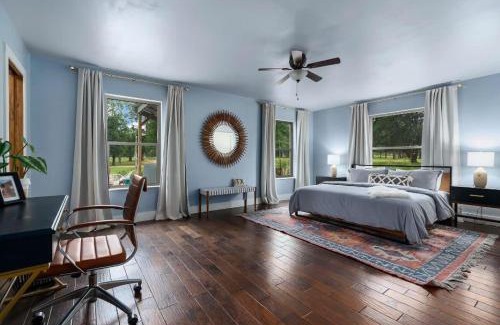 Fredericksburg Maison | Casa Crabapple Sleeps 13 Private and Hot Tub
