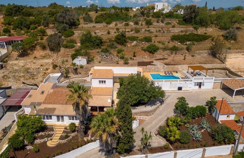 Poco Partido Villa | Casa da Saudade - Heated swimming pool, walking distance to town and beach
