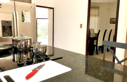 Alajuela Maison | Casa Dali - Close to SJO Airport & INCAE - King bed, fast wifi