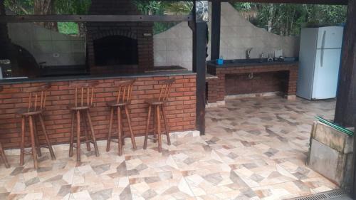 Juquitiba Maison | Casa de campo agradável com piscina, parquinho, lago, riacho, quadra, sinuca e mais!
