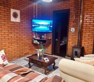 Alto Gasparinho Maison | Casa de campo com cachoeira no quintal