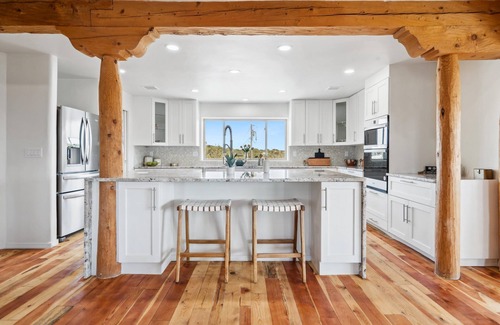 Canoncito Maison | Casa De Coyote: Luxury 7br 16+ guest retreat