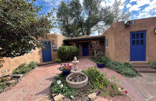 Taos Maison | Casa De Flores: charmant Adobe restauré sur le Ledoux historique